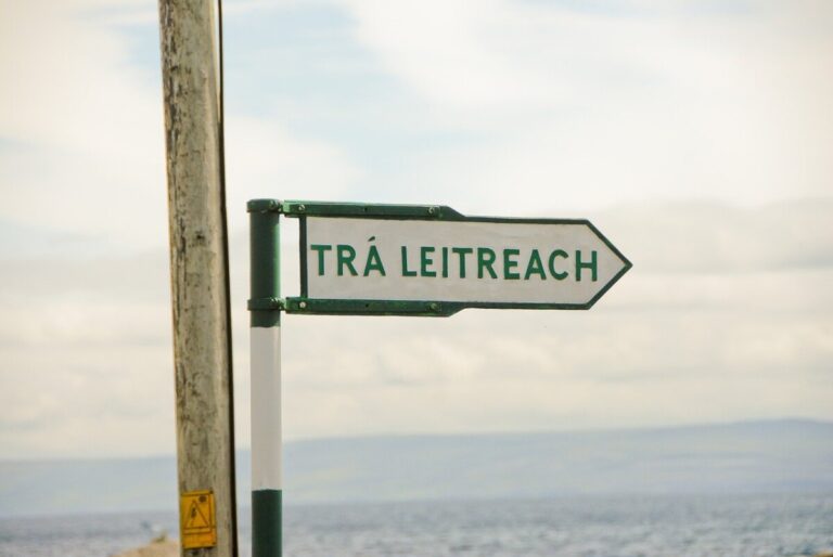 Irish sign pointing to the right